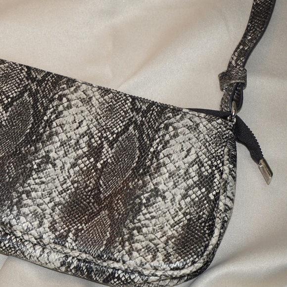 SALE! BLACK/GREY TEXTURED FAUX SNAKESKIN HANDBAG - Picture 3 of 5